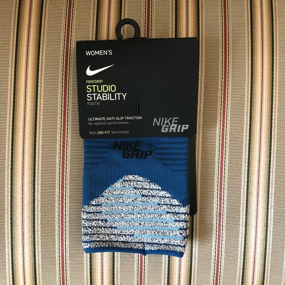 Nike Yoga Pilates Footie size M